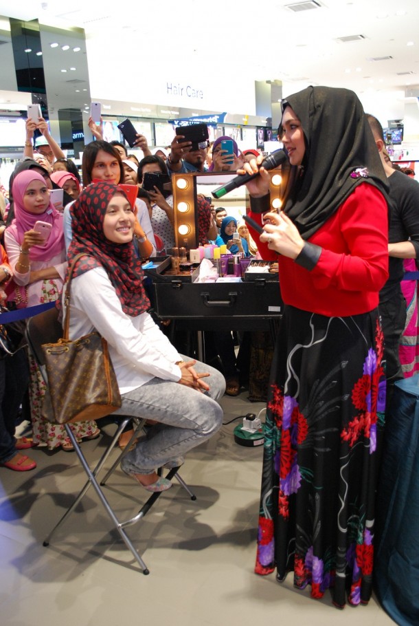 Siti Nurhaliza menganhandle sendiri promosi dan penjualan produk kosmetika dan kesehatan miliknya yang diberi merk: SimplySiti