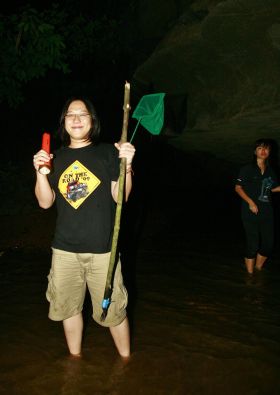 Apparently, that's all you need to catch a frog in a rainforest river - a "spear" with a fork as the pointed end, a tiny net and a torchlight.