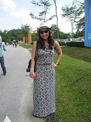 Farah Atirah, one of the few people I spotted with a long dress on, donned a fedora hat and sunnies.
