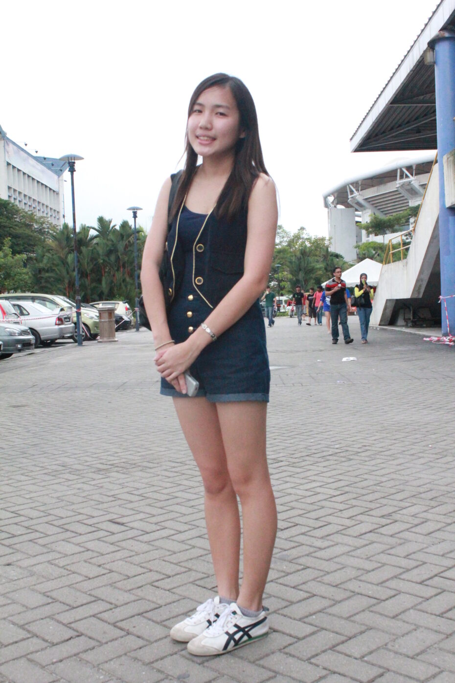 Carmen Woon mixes and matches well with this ensemble of dark blue pieces, finishing off the look with Onitsuka Tiger sneakers