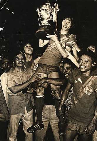 Soh Chin Aun with the Malaysian Cup in 1978