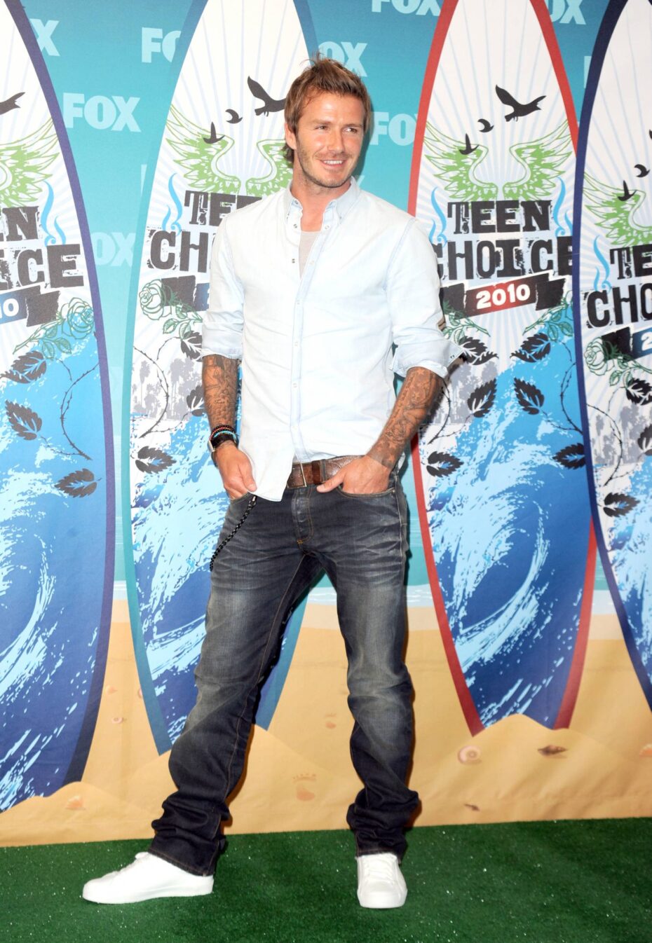 Just for eye candy : David Beckham looking fine in casual jeans and a shirt