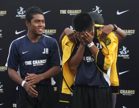 The winner was the player who'd have a yellow jacket placed on his shoulders; and when it was place on his, Zaky couldn't hold back the tears of joy.