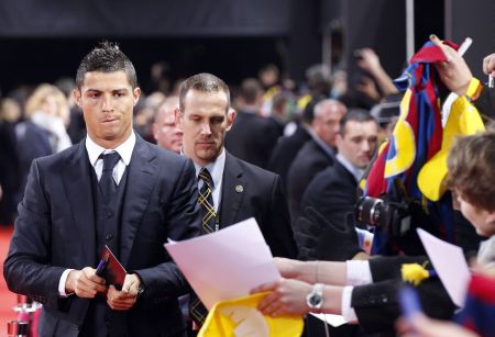 Yea, that's right, ask Ronaldo to sign a Barca shirt... While you're at it, why don't you ask him to hand the award he so obviously wants for himself to a player from his club's arch-rivals?