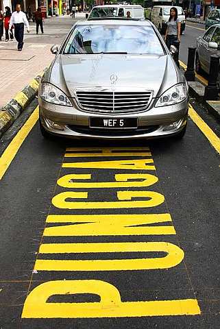 jlstreets4 There is plenty of opportunity for social commentary in street photography. -- Jason Lioh