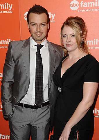 Melissa and Joey. Back on the small screen.