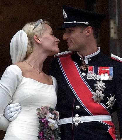 Norway's Crown Prince Haakon and his new bride, the former Mette-Marit Tjessem Hoiby on the balcony of the Royal Palace in Oslo, in Norway,Aug 2001