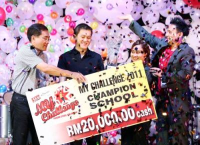 MY Challenge (from left) Star Publications (M) Bhd group business director and Canon Marketing (M) Sdn Bhd imaging communications product division director Simon Wong handing over the MY Challenge champion school award to SM Sri KDU Parent Teacher Association president Nik Ariza Ariffin, while MY Challenge organiser Zachary Wong looks on.