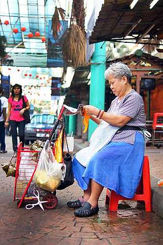 snap Tell a story through your photographs by capturing the surroundings too