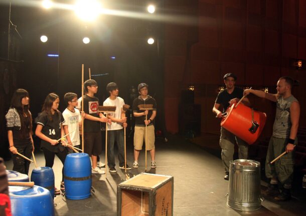 Participants at the Stomp workship paying attention as Sune Nielsen and Peter Nielsen (far right) demostrate.
