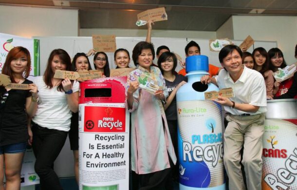 Minister of Tourism Malaysia Datuk Seri Dr Ng Yen Yen poses with the participants before the closing ceremony of Eco Green Christmas Forum.