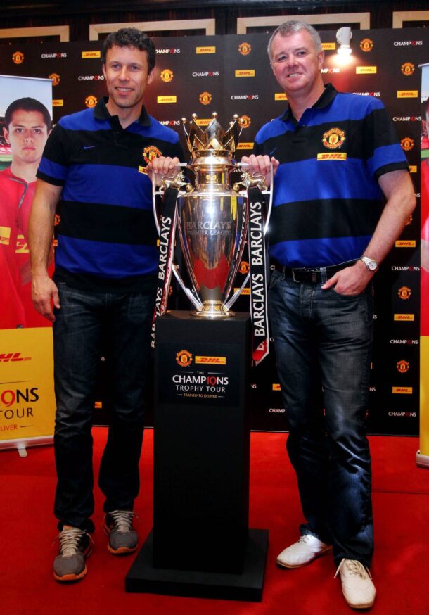 KRUNITED a Manchester United legends Ronny Johnsen (left) and Gary Pallister posing with United's Premier League Champ19ns trophy.