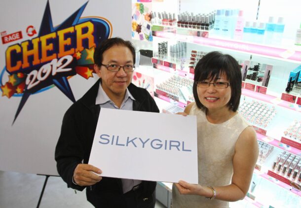 Alliance Cosmetics CEO Ng Chee Eng (left) and The Star chief advertising officer Lim Bee Leng at the launch of Cheer 2012.