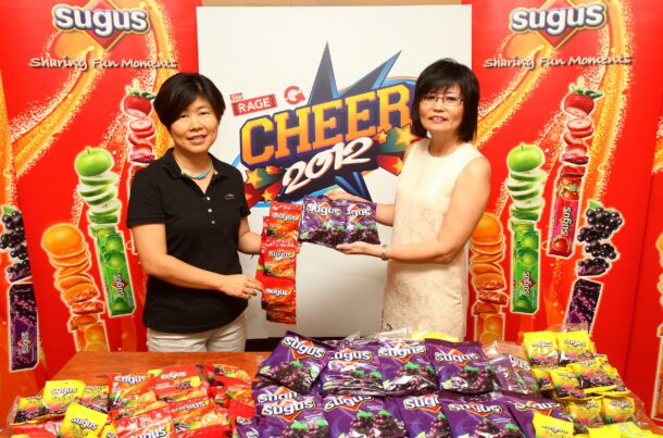 Wrigley's senior marketing manager Lai Yoon Chan (L) and The Star chief advertising officer Lim Bee Leng at the Cheer 2012 launch.