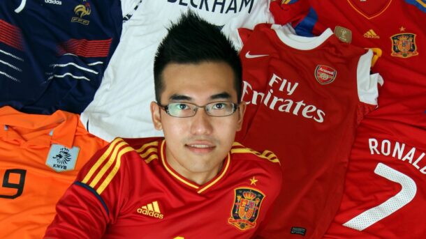 R.AGE Editor Ian Yee (left) and Zuellig Pharma Malaysia Assistant Product Manager (Consumer Healthcare Division) Ewe Sien Mun.