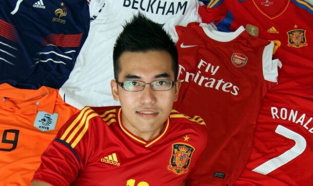 R.AGE Editor Ian Yee (left) and Zuellig Pharma Malaysia Assistant Product Manager (Consumer Healthcare Division) Ewe Sien Mun.