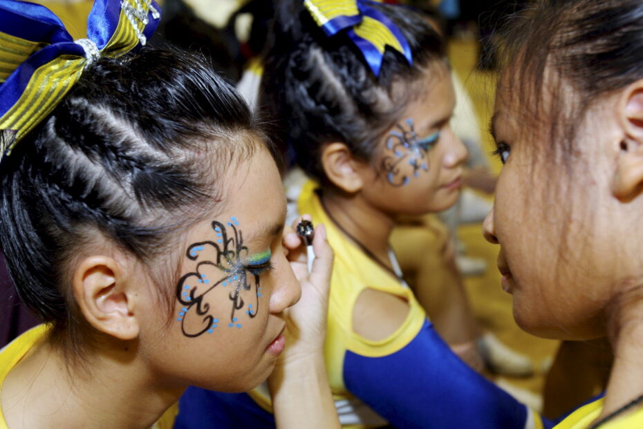 Team Muriel from SMK (P) Pudu, Kuala Lumpur putting their war paint on.