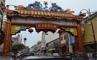 file659eupxoqie1778ojlla The grand entrance that welcomes visitors to Kampung Cina in Kuala Terengganu.