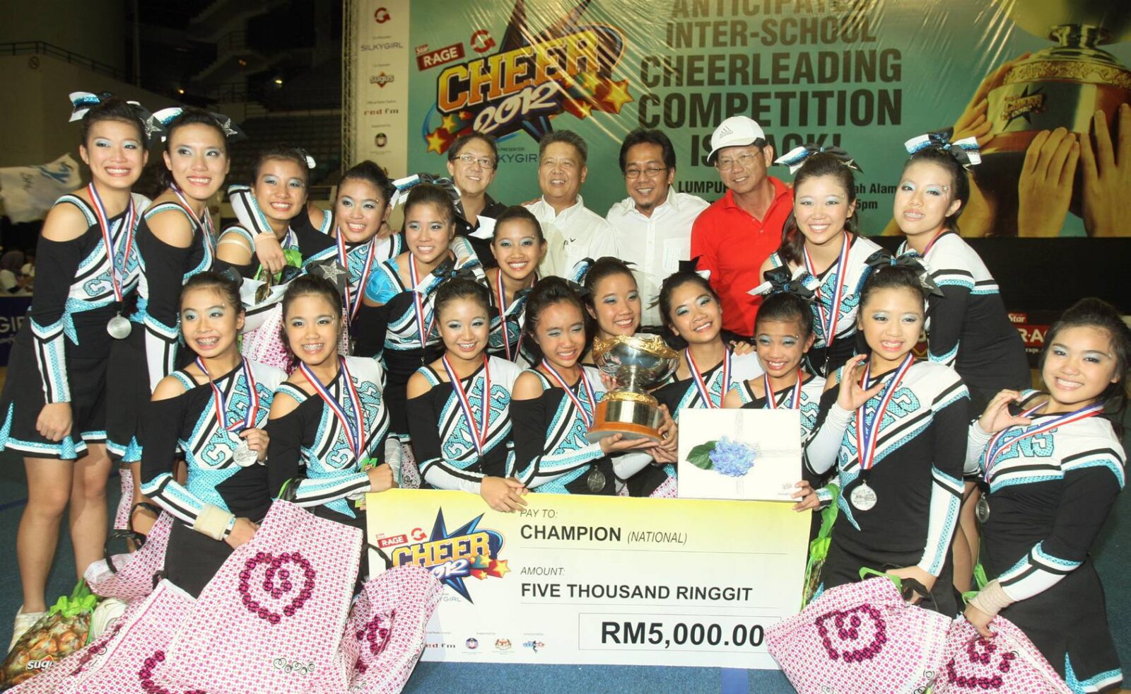 Champs again: Team Cyrens celebrating their win with (third row from left) Ng, Yeoh, Razali and Ku at the Cheer 2012 finals in Shah Alam yesterday.