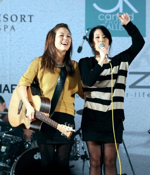 js Jayesslee's Sonia (left) and Janice at their concert in Dewan Wawasan, Menara PGRM, Cheras last weekend.