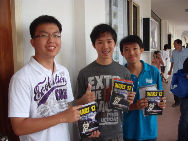 marz Ng Zhan Ming (left) with his supportive friends.