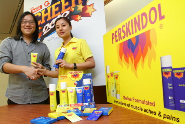 R.AGE Editor Ian Yee (left) and Zuellig Pharma Malaysia Assistant Product Manager (Consumer Healthcare Division) Ewe Sien Mun.