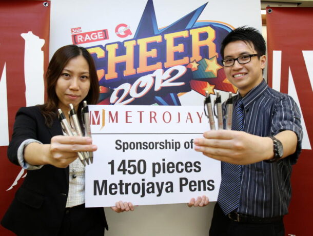 MJ Department Stores Sdn Bhd Marketing Executive Karen Tang (left) and The Star Senior Executive (Advertising) Pee Kah Heng.