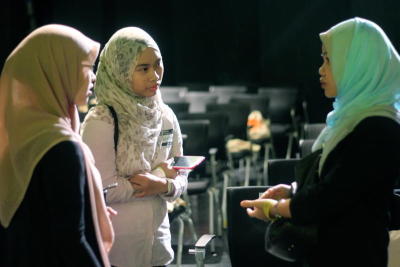 impact1 Attendees were able to discuss some of their ideas for positive action with the workshop speakers, which included myHarapan general manager Nurfarini Daing (R).