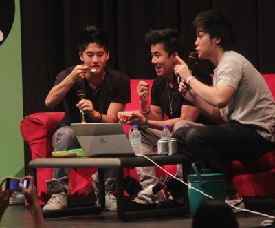 Ryan having a taste of our local delicacies. Looking on are Jin and fellow Malaysian Youtuber Joseph Germani.