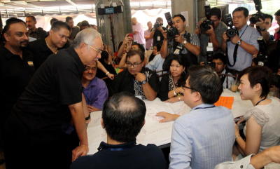 Prime Minister Datuk Seri Najib Tun Razak discussing with a group of participants at a brainstorming session with young leaders and others in Kuala Lumpur.