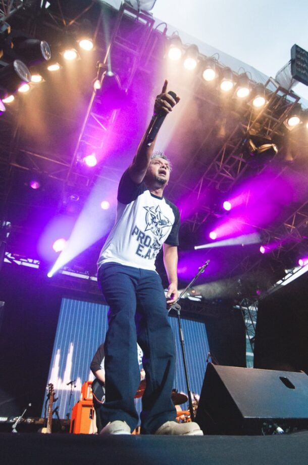 Moots interacting with the crowd as his band Pop Shuvit rocks the stage!