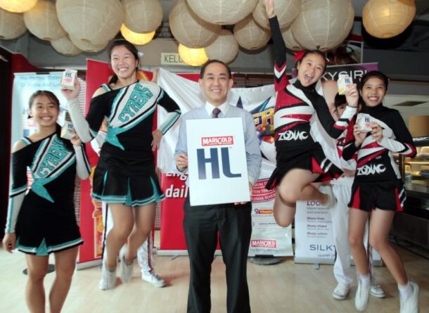 Last year's winner Cyrens smile for the camera along with MARIGOLD HL Low Fat Milk deputy general manager Michael Ong.