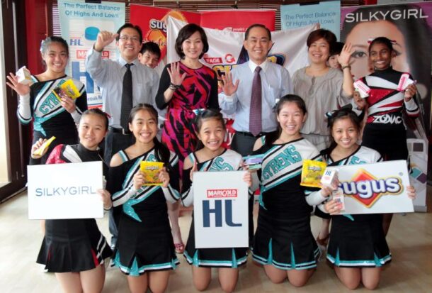 Cheerleaders posing with CHEER 2013 sponsors (standing second from left to right) Alliance Cosmetics CEO Ng Chee Eng, Star Publications (M) Berhad Managing editor June Wong, Marigold HL Low Fat Milk Deputy General manager Michael Ong and The Wrigley Company (Malaysia) Sdn Bhd Marketing Director Lai Yoon Chan.