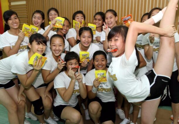 The participating cheerleaders were given Sugus treats while they were running their routines.