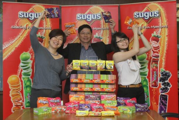 Representatives from The Wrigley Company, marketing director Lai Yoon Chan, managing director Ku Kim Huat and assistant brand manager Chan Wern Yen with some of the goodies they'll be giving out during Cheer 2013.