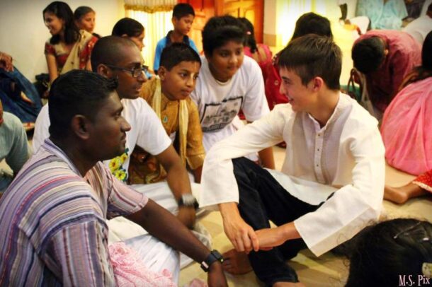 One of the host families teaching the AFS exchange students in Kedah how to weave ketupat during Hari Raya.