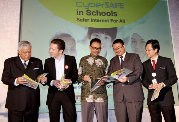 The results of the CyberSAFE in Schools cyberbullying survey being unveiled by representatives from DiGi, CyberSecurity Malaysia, the Ministry of Education and the Ministry of Women, Family and Community Development.