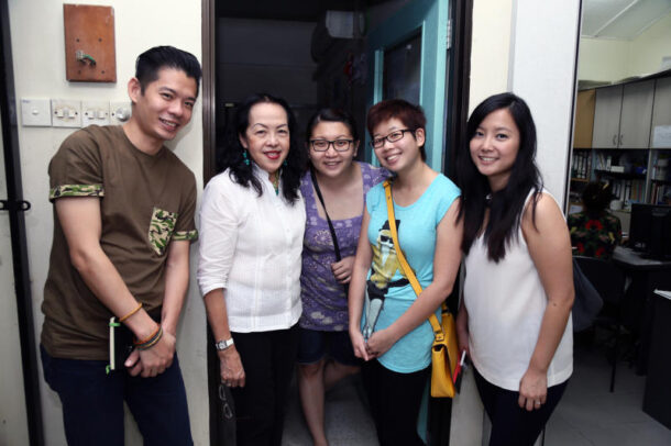 Some of the Twestival KL team members including (L-R) Niki Cheong, Suanie Tew, Grace Loh and Ling Chan pose with PKKI co-founder Shirley tan at the centre.
