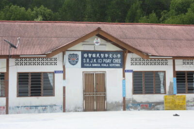 The small school only runs six classes – one class per grade, and the teachers stay within the school compound from Mon-Fri. During the weekends, they head back to the mainland.