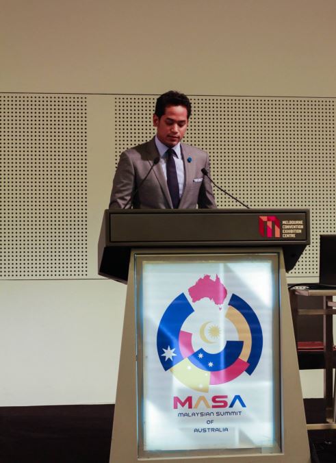 Youth and Sports Minister Khairy Jamaluddin received a standing ovation for his keynote address at the Malaysian Summit of Australia (MASA) Conference.