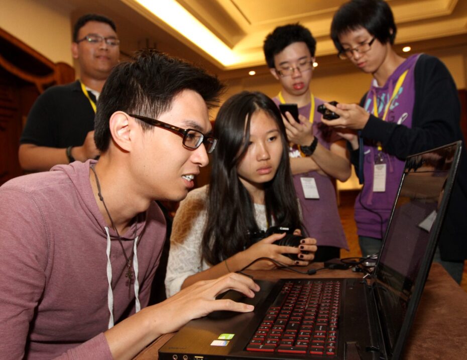 R.AGE journalist JC Lam showing the eager teen journalists some tricks of the trade.