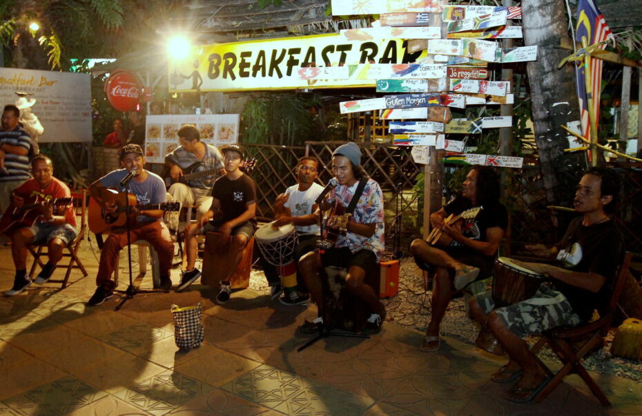 The BRATs were treated to a performance by the Langkawi Buskers, a group of buskers from all over the country who have settled in Langkawi to perform at Pantai Cenang every night because, well, why not?