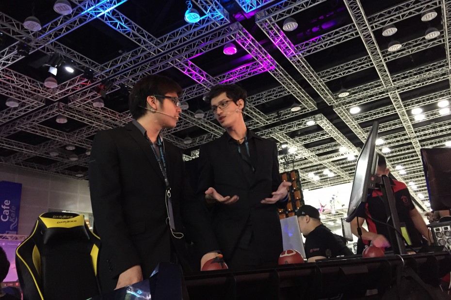 Local shoutcasters Aaron 'Panda' Lim (left) and Sean-Li 'Lii' Murmann on the job entertaining the large crowd of League of Legends fans at The Legends Circuit finals.