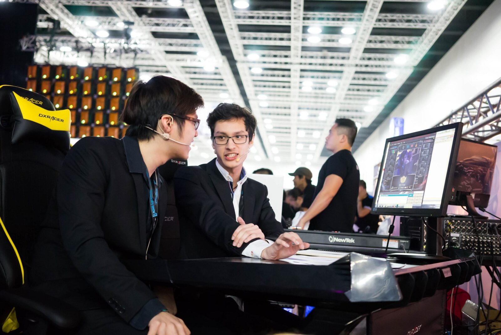 Looking forward: Shoutcasters Aaron ‘Panda’ Lim (left), 21, and Sean-Li ‘Lii’ Murmann, 19, hope one day the local e-sports scene will be able to sustain pro careers for shoutcasters. They are pictured here ‘casting’ at The Legends Circuit (TLC) final. – Photo by Ooi Tee Ping.