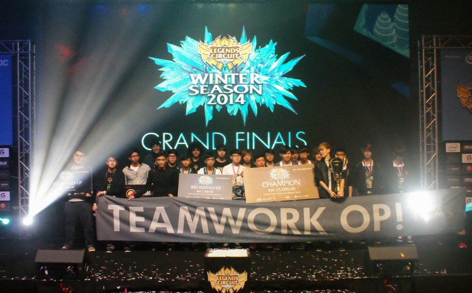 The TLC finalists gather onstage to mark the end of the two-day tournament which drew a large crowd of local League of Legends fans.