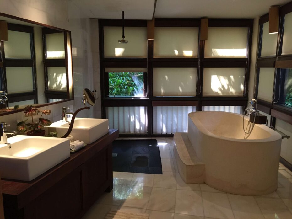 Casabrina, BRATs, Raub