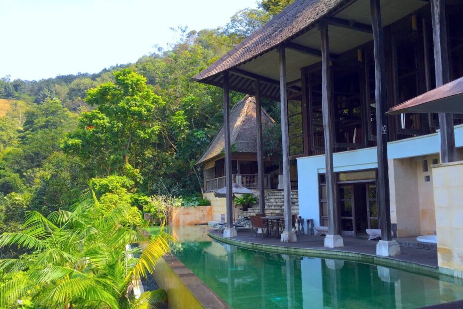 Casabrina, BRATs, Raub