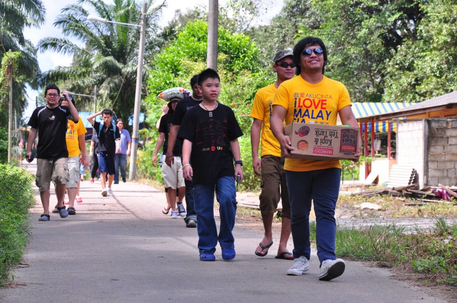 Young volunteers of Change Your World bringing food to an underprivileged community. Change Your World is one of several organisations that will be promoted at SoundsGood.