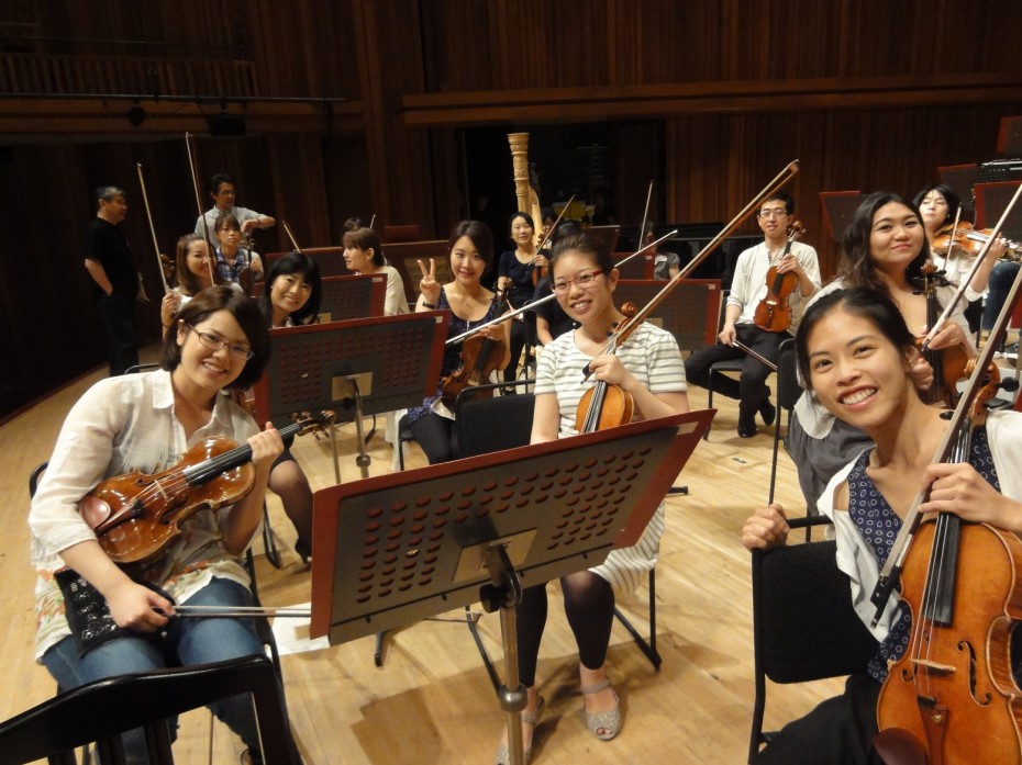 Ooi with her colleagues at her last day of work in Japan, where she had been performing and touring from 2011 to 2014.