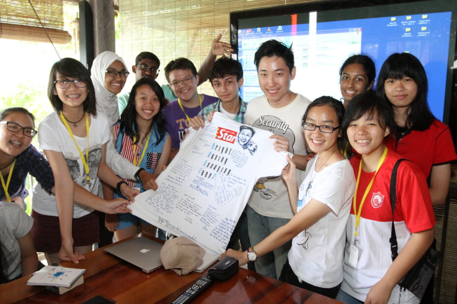 Star2 entertainment journalist Kenneth Chaw dreamed of joining BRATs as a teenager, but the camp he applied for in 2007 was canceled because of the SARS outbreak. But since he did such a great job leading #TeamKenneth at BRATs Raub, we made him an honourary BRAT, and his team presented him this beautiful special edition BRATs T-shirt! We won't lie, there were a few tears shed...